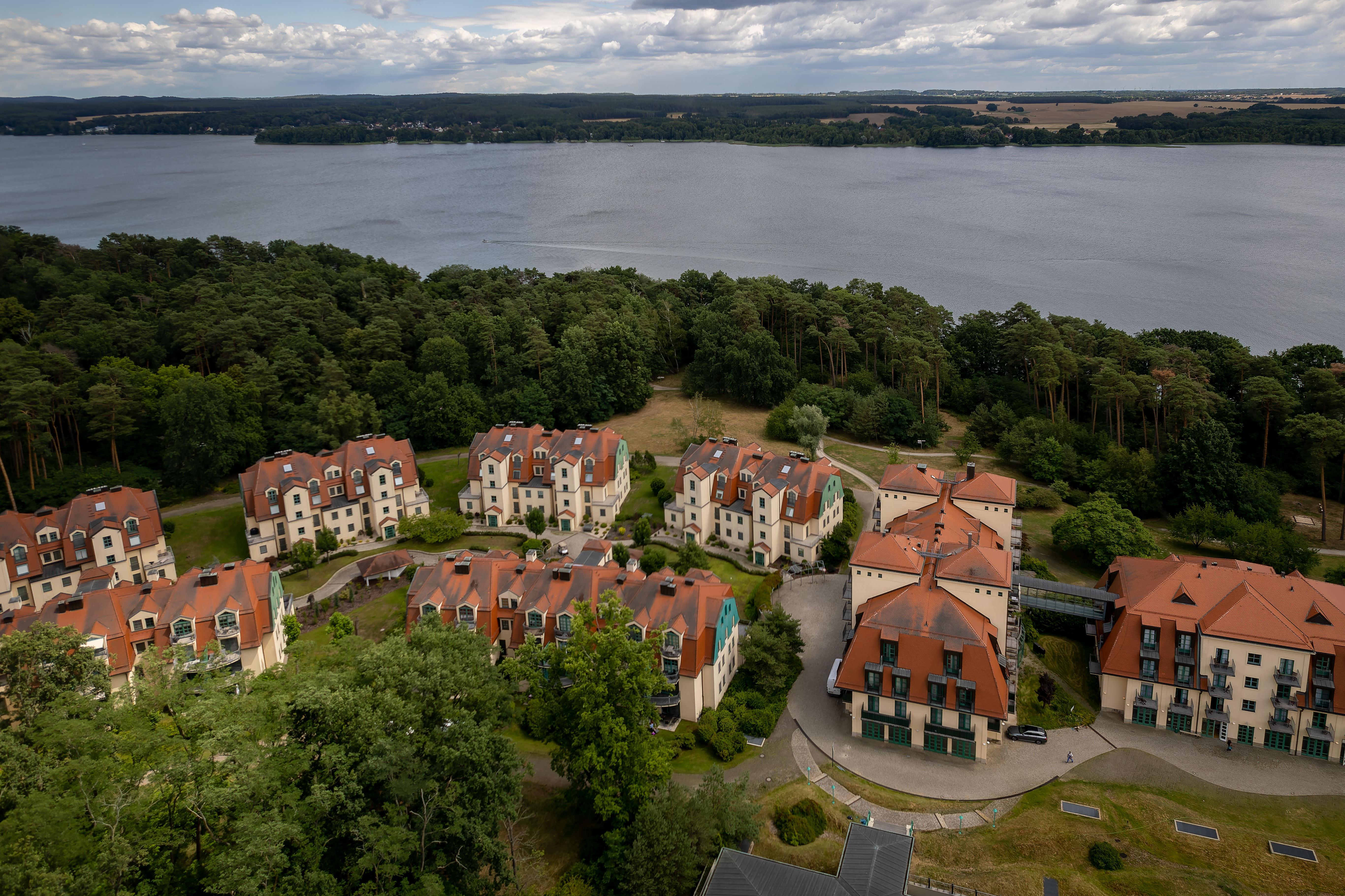Precise Resort Bad Saarow Exteriör bild Aerial view of the town