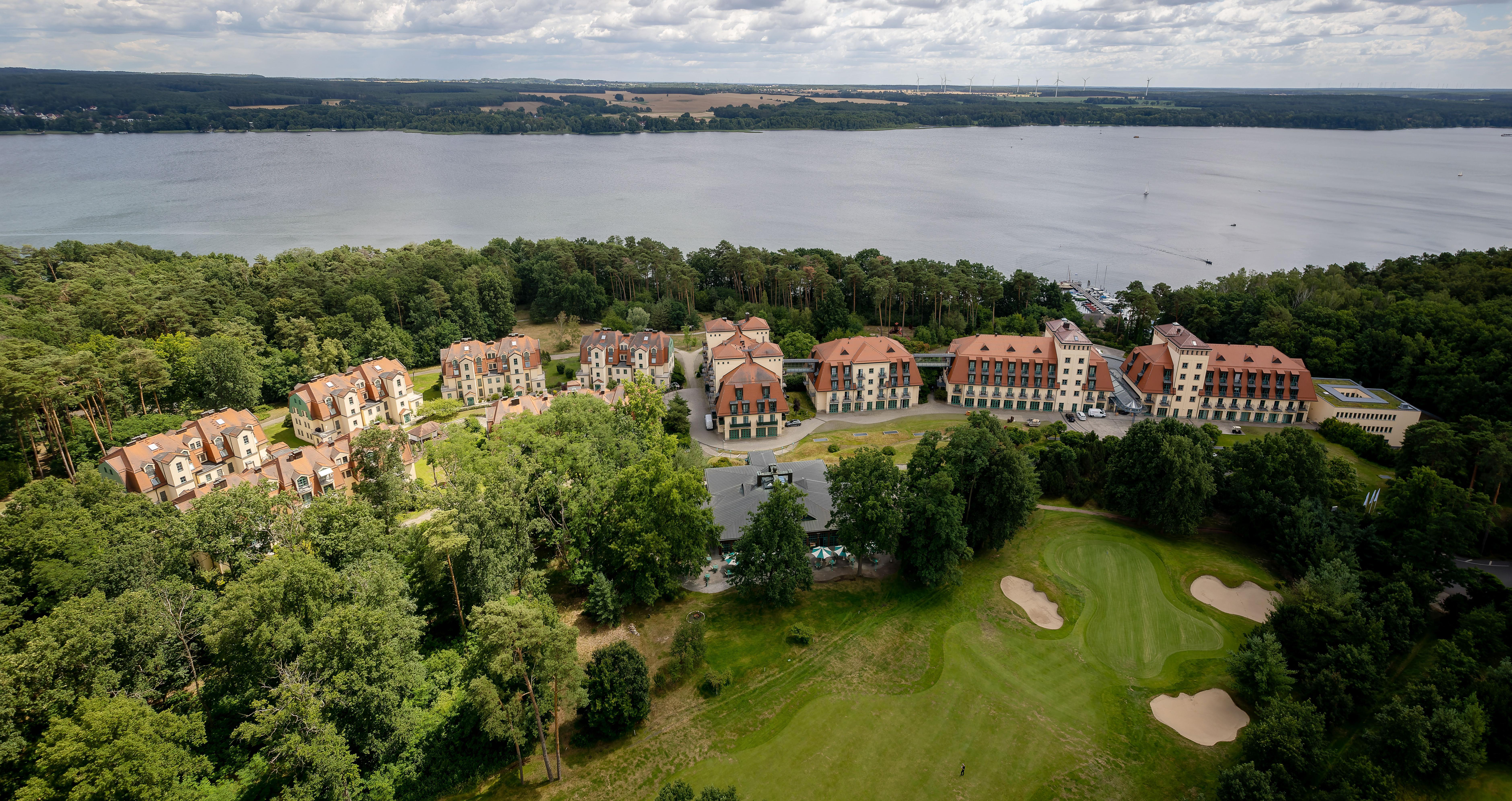 Precise Resort Bad Saarow Exteriör bild Aerial view of the golf course