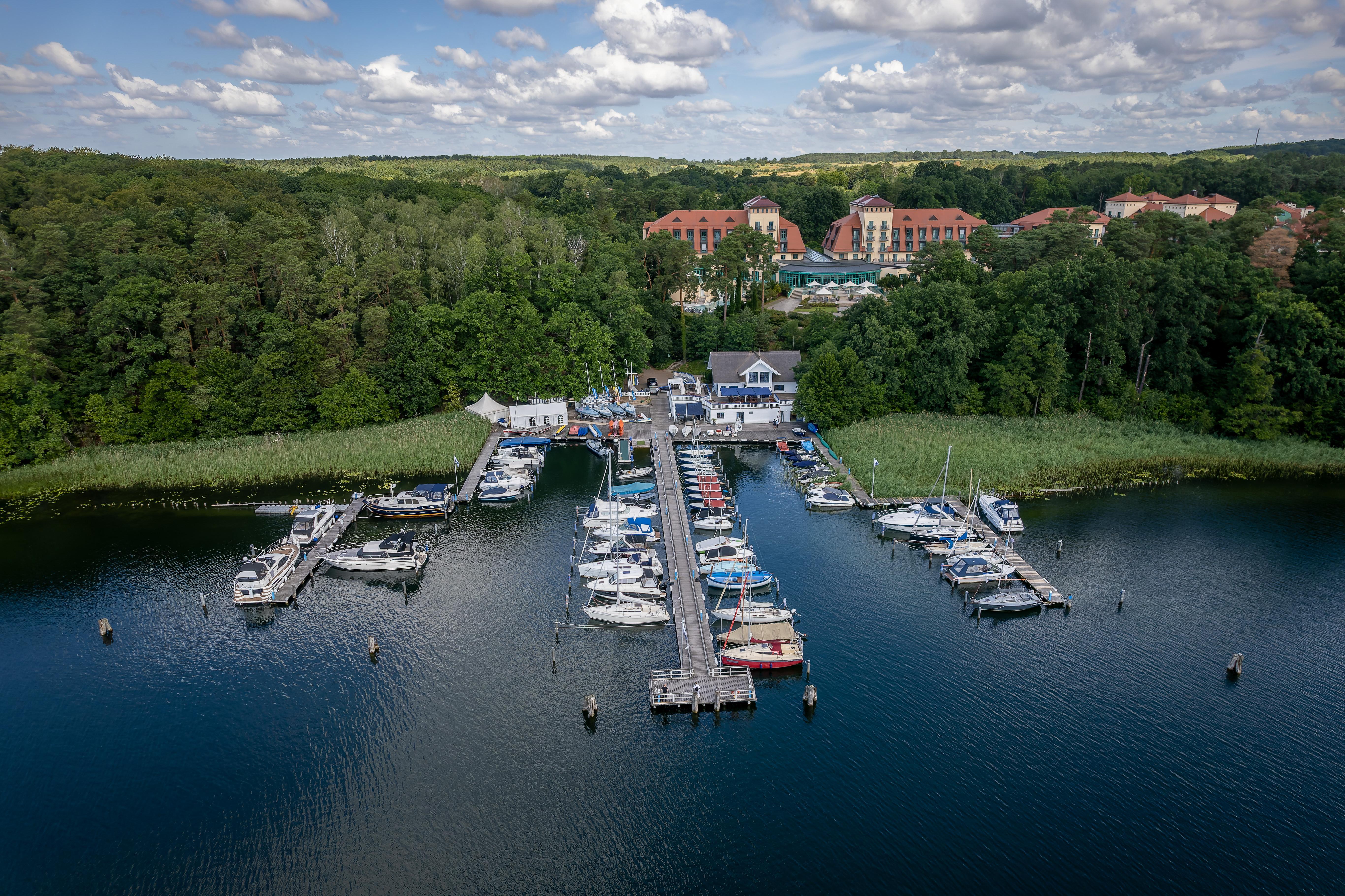 Precise Resort Bad Saarow Exteriör bild Aerial view of the marina