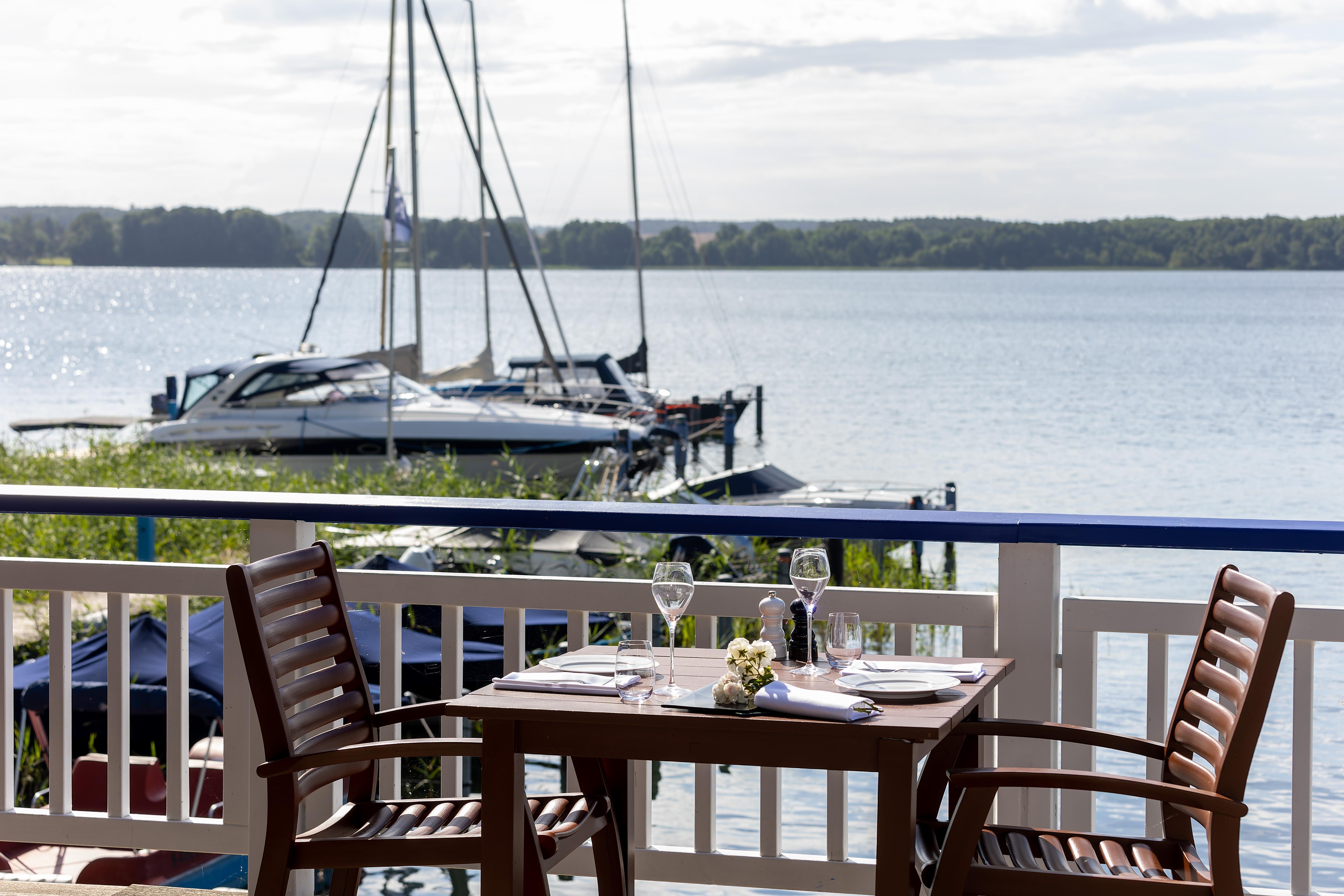 Precise Resort Bad Saarow Exteriör bild View of the marina
