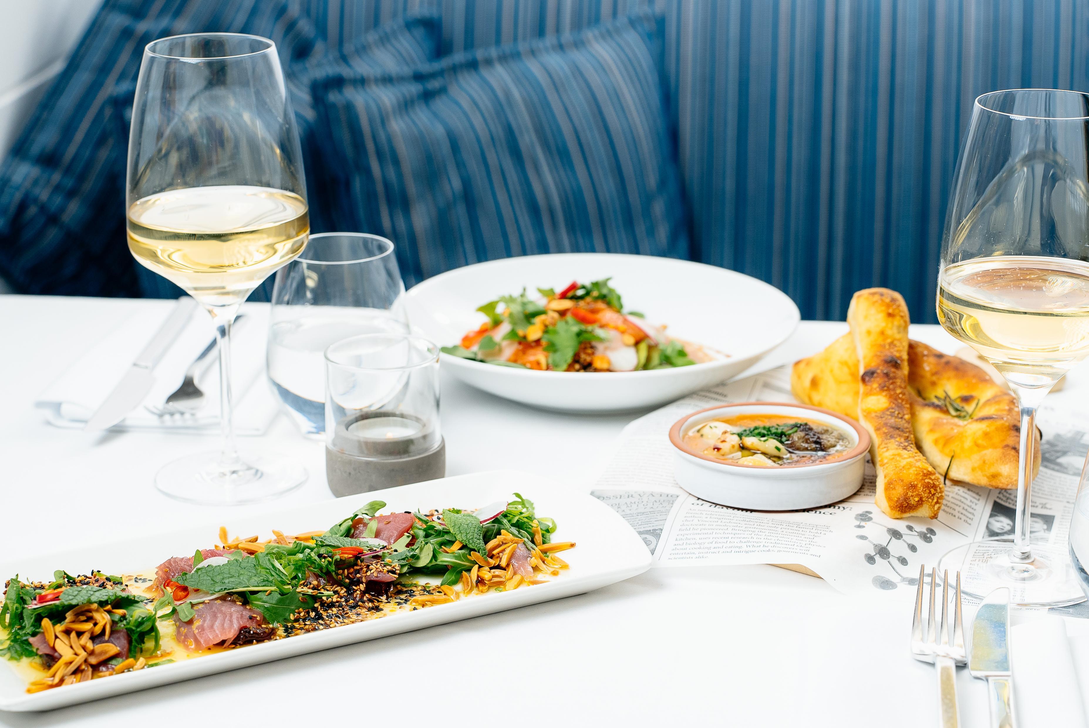 Precise Resort Bad Saarow Exteriör bild Dishes at the restaurant