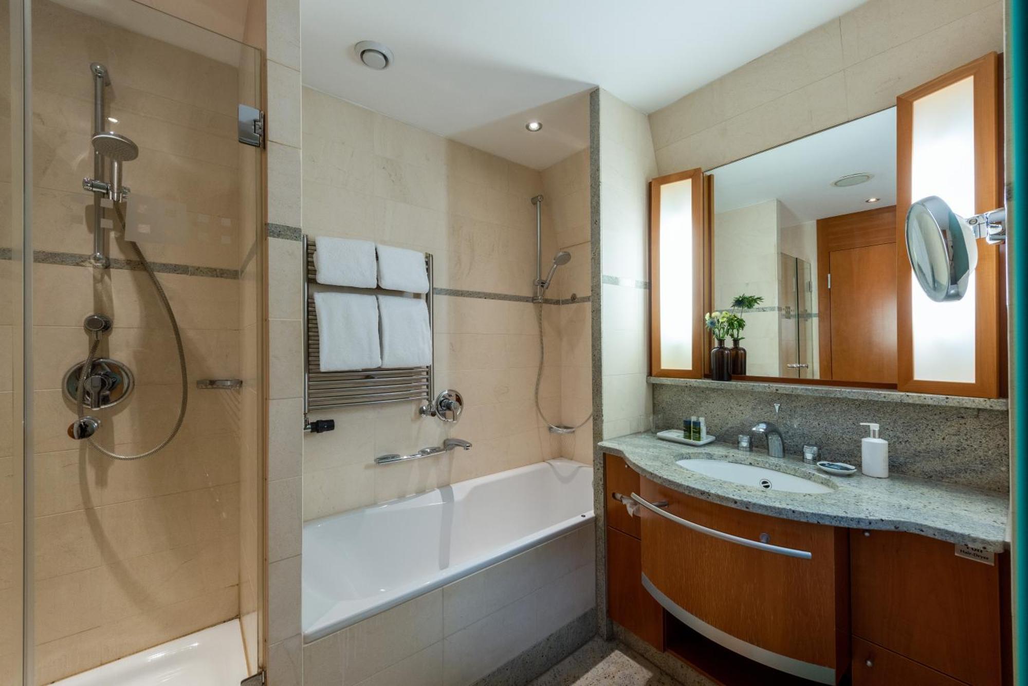 Precise Resort Bad Saarow Rum bild A bathroom with a shower and a bathtub