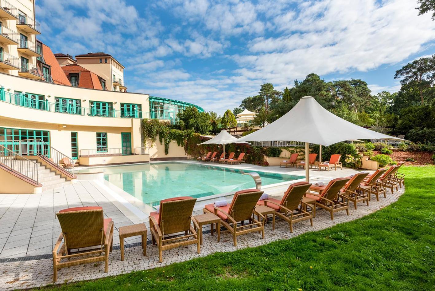 Precise Resort Bad Saarow Exteriör bild The outdoor pool at the Hotel de la Plage