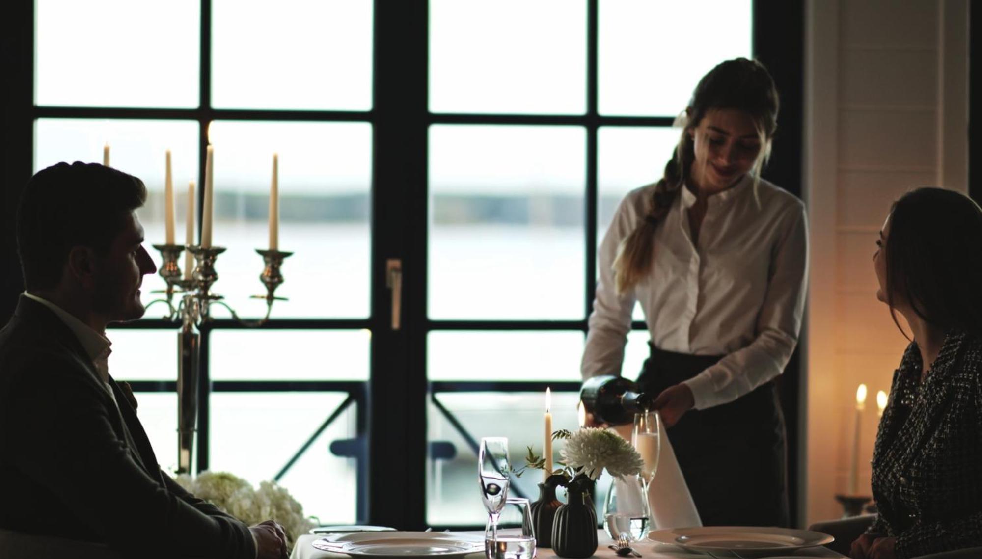 Precise Resort Bad Saarow Exteriör bild A restaurant hostess
